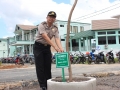 Kepala Kepolisia Daerah Kalimantan Selatan menancapkan papan nama di pot pohon trembesi.JPG